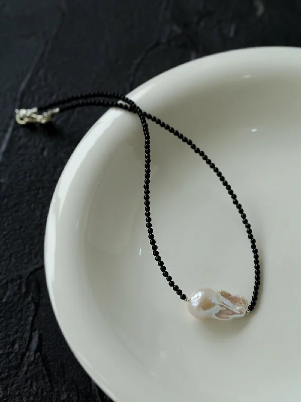 Ladies custom necklace-Minimalist Modern Baroque Pearl Black Agate Beaded Necklace