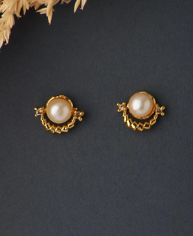 Ladies chandelier earrings-Trendy Stud Pearl Earring