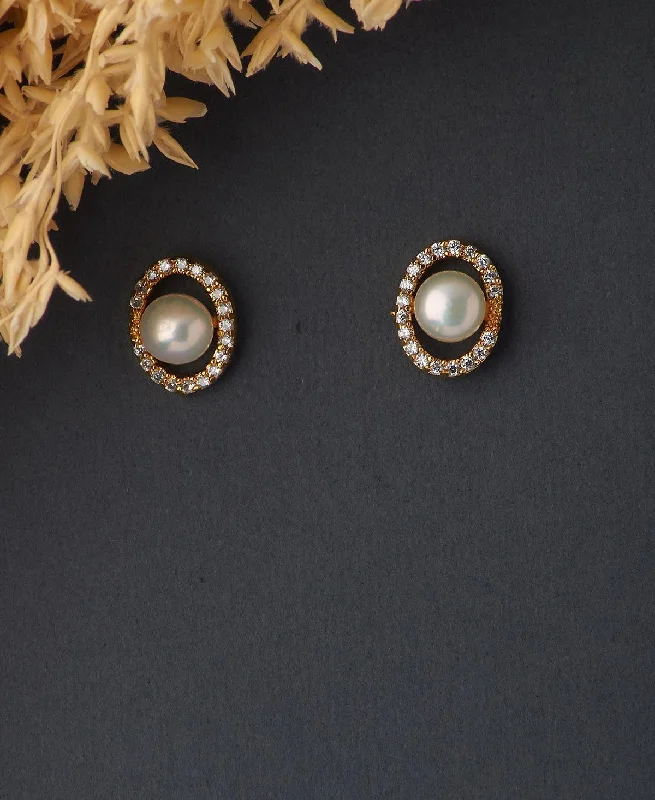 Ladies custom design earrings-Trendy Pearl Stud Earring