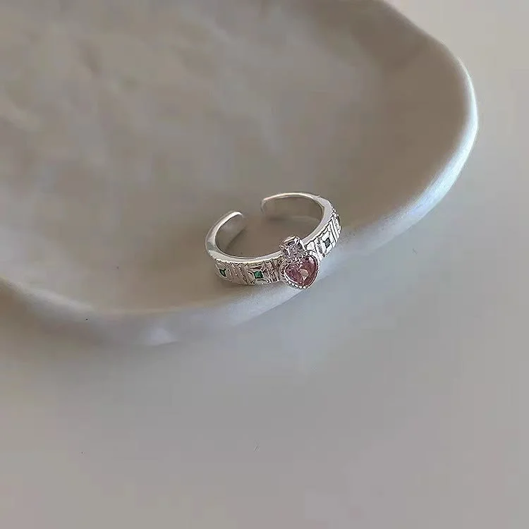 Love heart-shaped ring